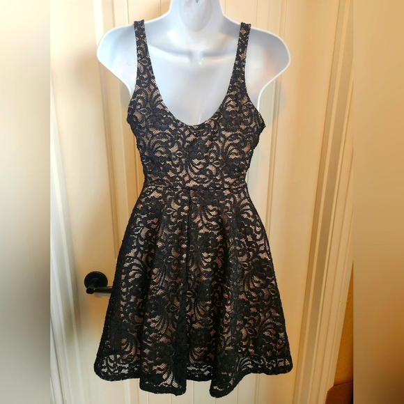 Express black lace dress w/ lining, v-neck lined shorts Revenge Dress Si… - Picture 6 of 12